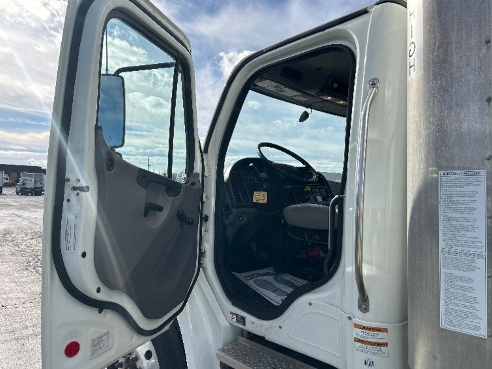 Medium Duty Box Truck-Light and Medium Duty Trucks-Freightliner-2022-M2-London-ON-243,139\n\t\tkm-$ 76,750 - Image 16