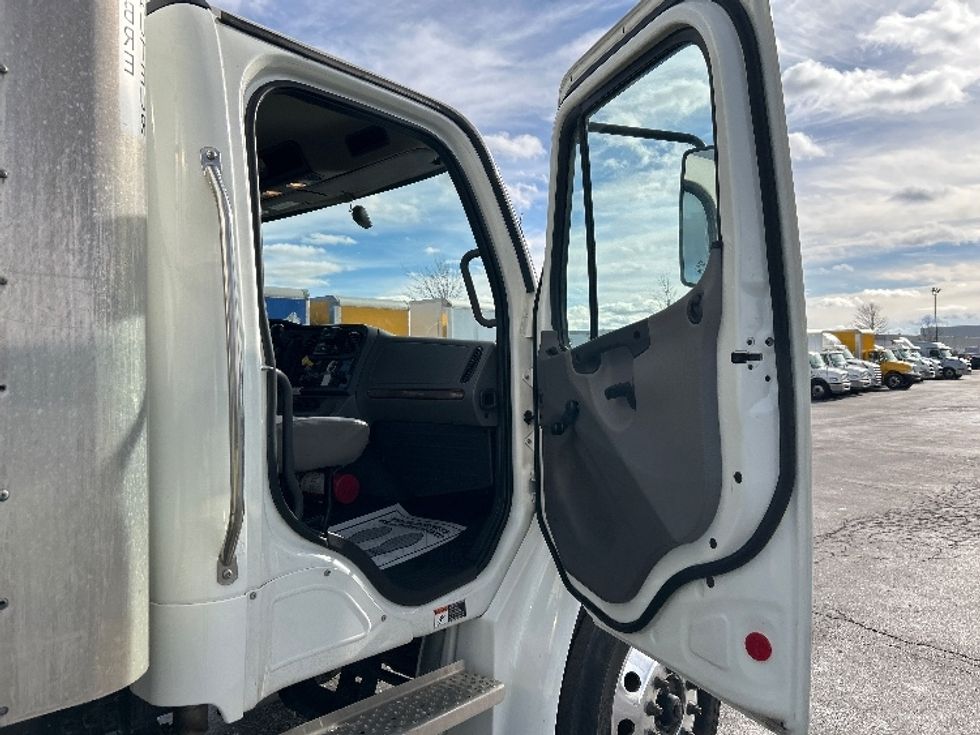 Medium Duty Box Truck-Light and Medium Duty Trucks-Freightliner-2022-M2-London-ON-243,139\n\t\tkm-$ 76,750 - Image 20
