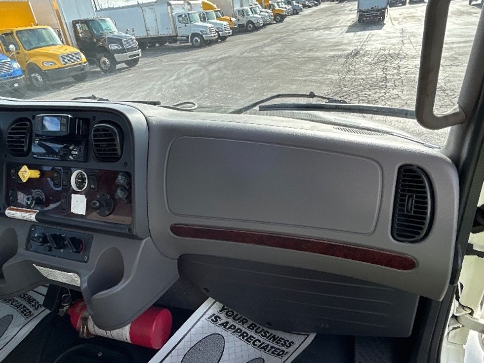 Medium Duty Box Truck-Light and Medium Duty Trucks-Freightliner-2022-M2-London-ON-243,139\n\t\tkm-$ 76,750 - Image 21