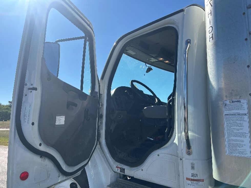 Medium Duty Box Truck-Light and Medium Duty Trucks-Freightliner-2022-M2-Londonderry-NH-157,431\n\t\tmiles-$ 59,750 - Image 16