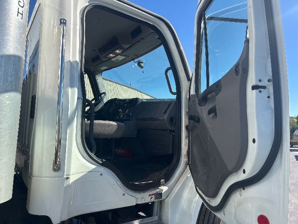Medium Duty Box Truck-Light and Medium Duty Trucks-Freightliner-2022-M2-Londonderry-NH-157,431\n\t\tmiles-$ 59,750 - Image 20