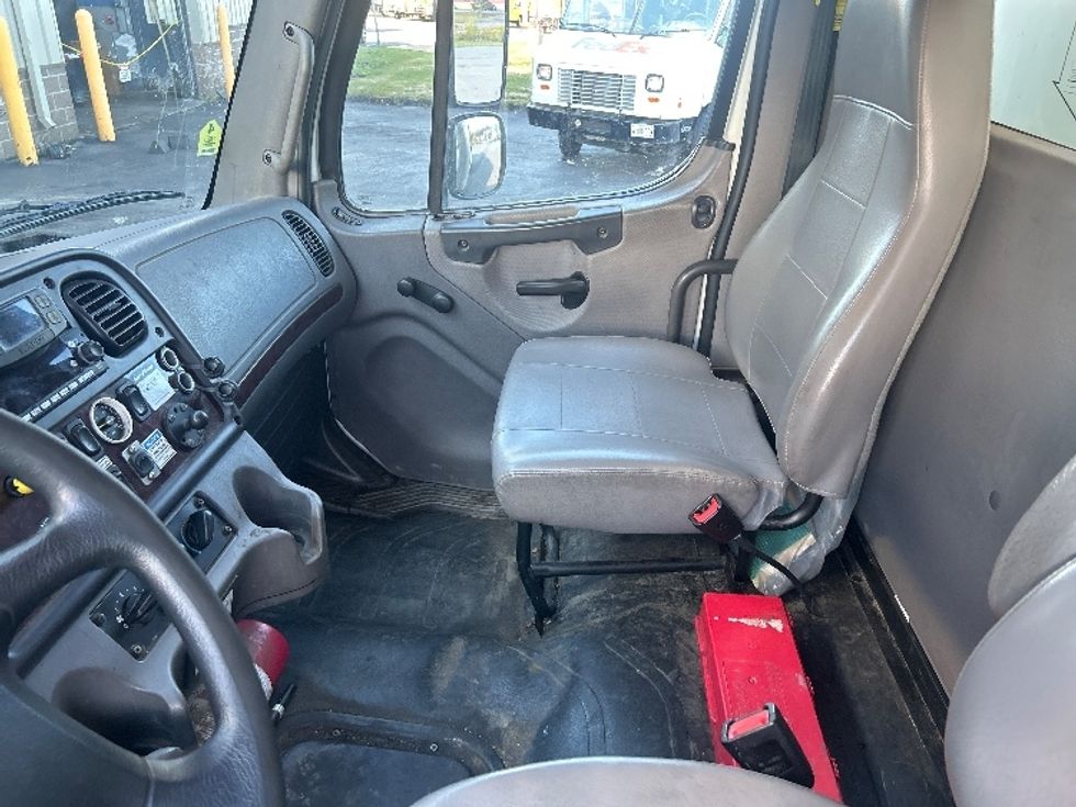 Medium Duty Box Truck-Light and Medium Duty Trucks-Freightliner-2022-M2-Londonderry-NH-185,387\n\t\tmiles-$ 54,000 - Image 17