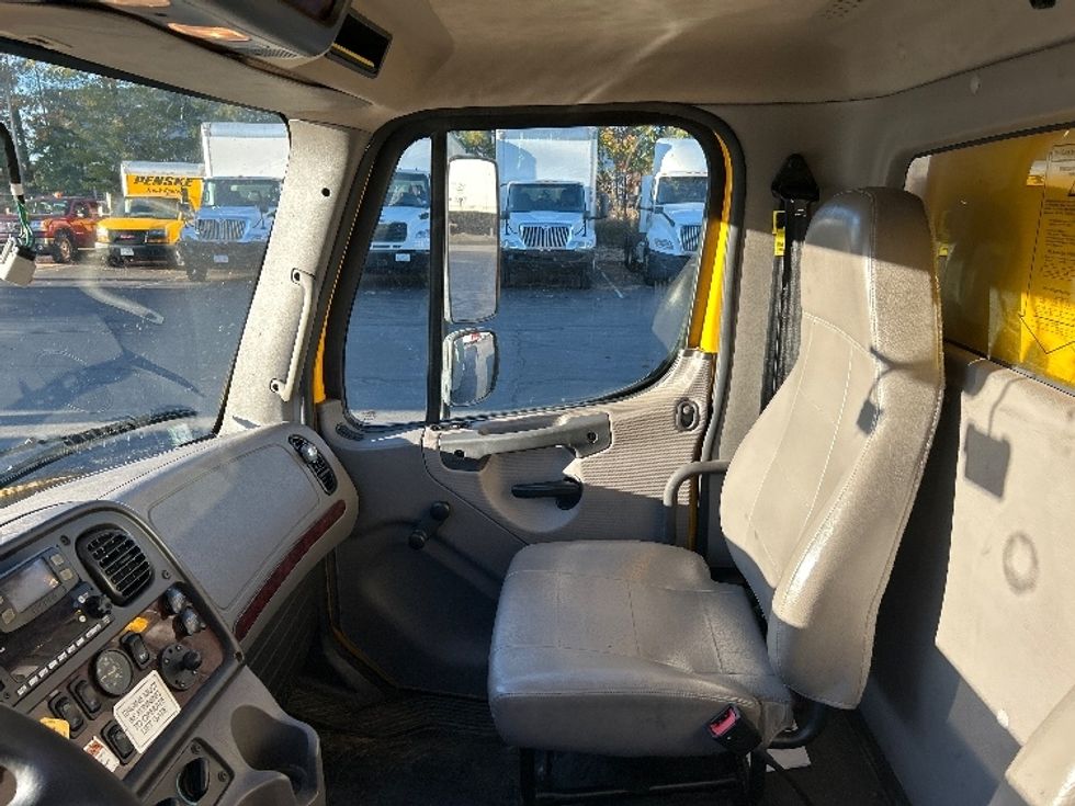 Medium Duty Box Truck-Light and Medium Duty Trucks-Freightliner-2022-M2-Londonderry-NH-205,932\n\t\tmiles-$ 49,750 - Image 19