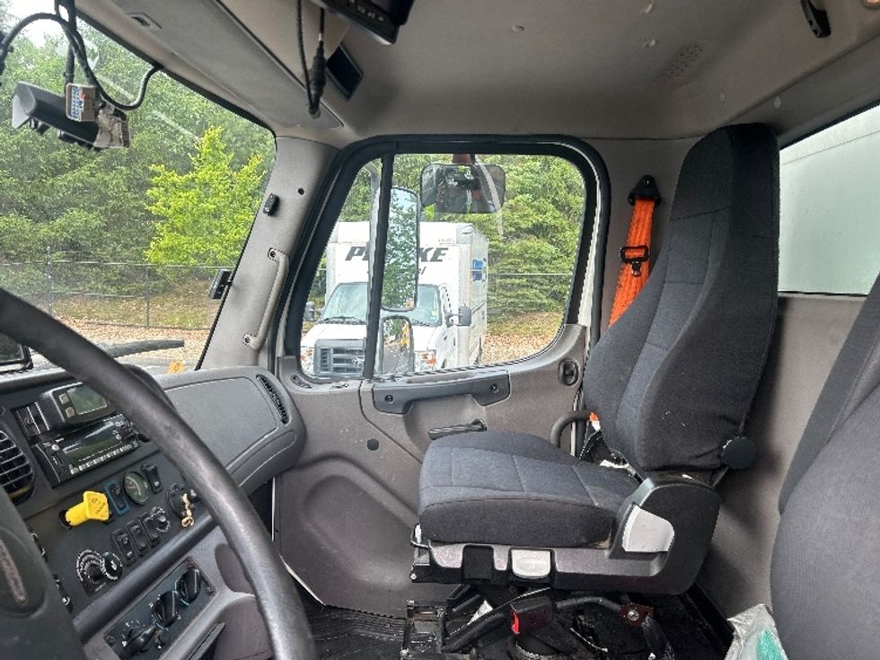 Medium Duty Box Truck-Light and Medium Duty Trucks-Freightliner-2022-M2-Londonderry-NH-415,719\n\t\tmiles-$ 27,750 - Image 19