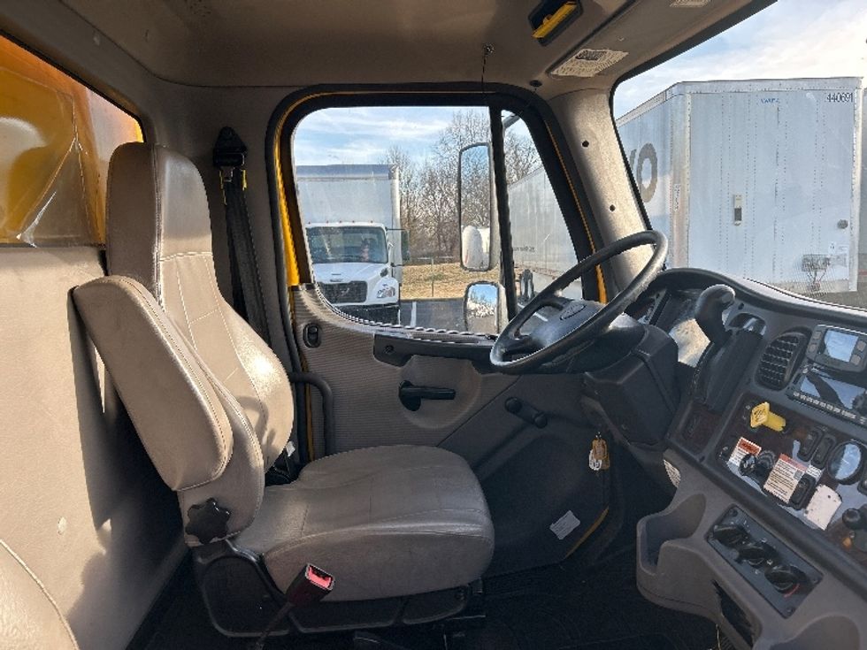 Medium Duty Box Truck-Light and Medium Duty Trucks-Freightliner-2022-M2-Louisville-KY-120,705\n\t\tmiles-$ 73,500 - Image 22