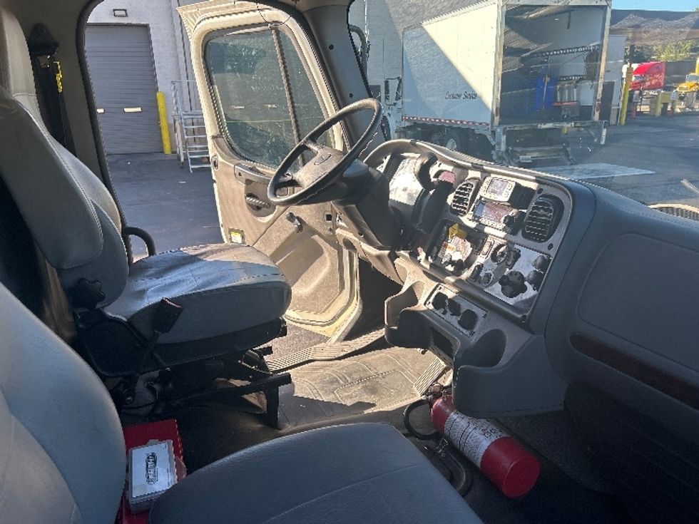 Medium Duty Box Truck-Light and Medium Duty Trucks-Freightliner-2022-M2-Louisville-KY-216,396\n\t\tmiles-$ 55,250 - Image 22