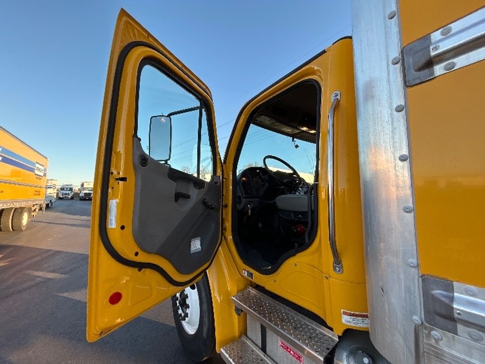 Medium Duty Box Truck-Light and Medium Duty Trucks-Freightliner-2022-M2-Lowell-AR-133,466\n\t\tmiles-$ 71,250 - Image 16