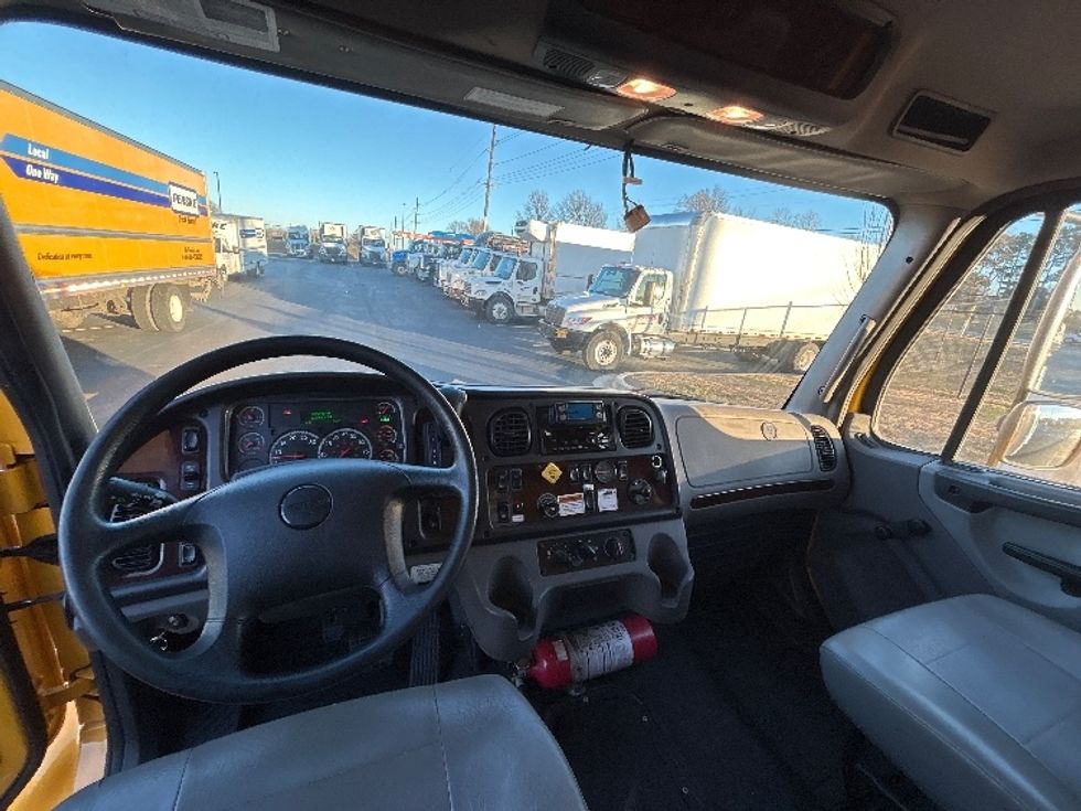 Medium Duty Box Truck-Light and Medium Duty Trucks-Freightliner-2022-M2-Lowell-AR-133,466\n\t\tmiles-$ 71,250 - Image 18