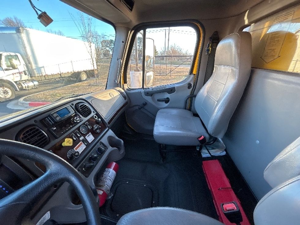 Medium Duty Box Truck-Light and Medium Duty Trucks-Freightliner-2022-M2-Lowell-AR-133,466\n\t\tmiles-$ 71,250 - Image 19