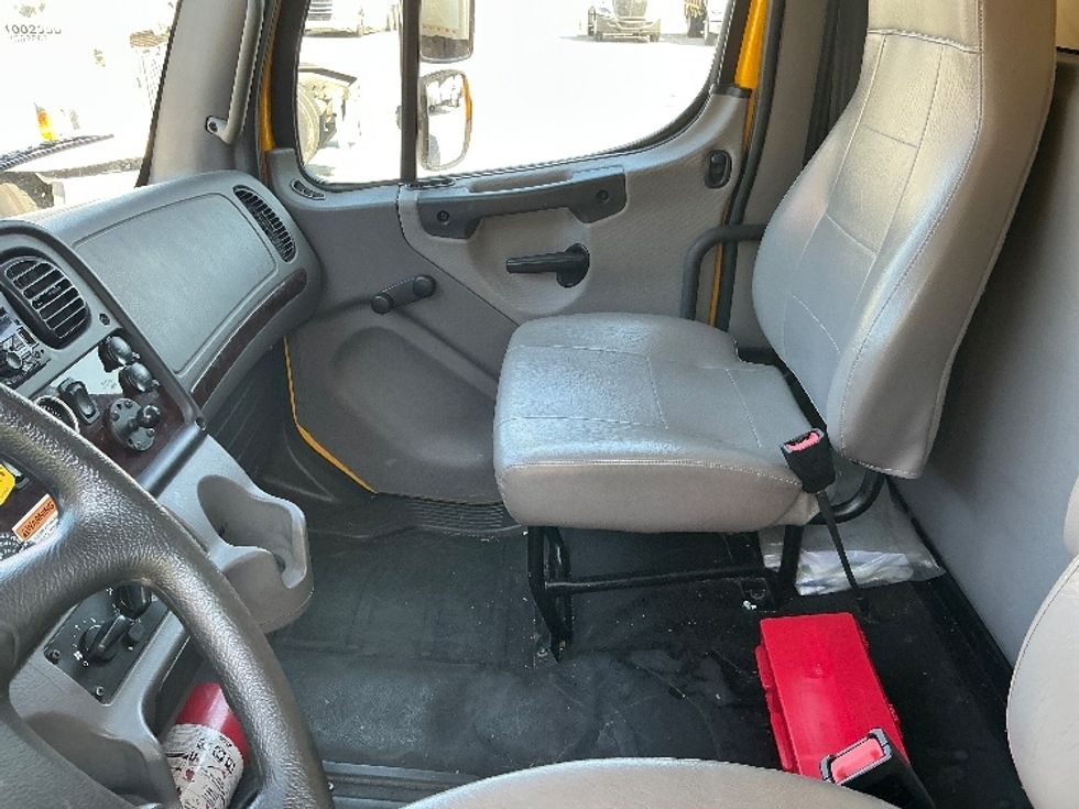 Medium Duty Box Truck-Light and Medium Duty Trucks-Freightliner-2022-M2-Mcdonough-GA-127,496\n\t\tmiles-$ 77,750 - Image 19