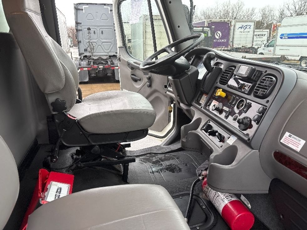 Medium Duty Box Truck-Light and Medium Duty Trucks-Freightliner-2022-M2-Middlefield-OH-107,109\n\t\tmiles-$ 74,750 - Image 22