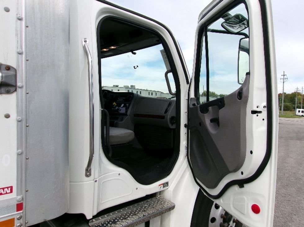 Medium Duty Box Truck-Light and Medium Duty Trucks-Freightliner-2022-M2-Middlefield-OH-273,093\n\t\tmiles-$ 48,250 - Image 18