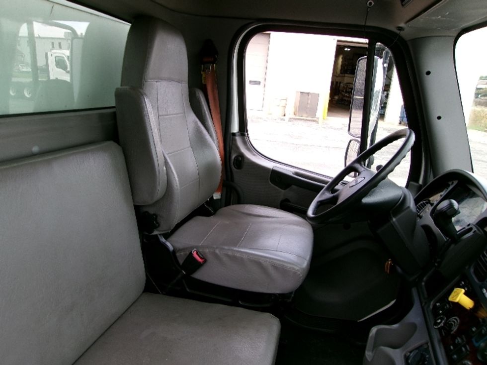 Medium Duty Box Truck-Light and Medium Duty Trucks-Freightliner-2022-M2-Middlefield-OH-273,093\n\t\tmiles-$ 48,250 - Image 20