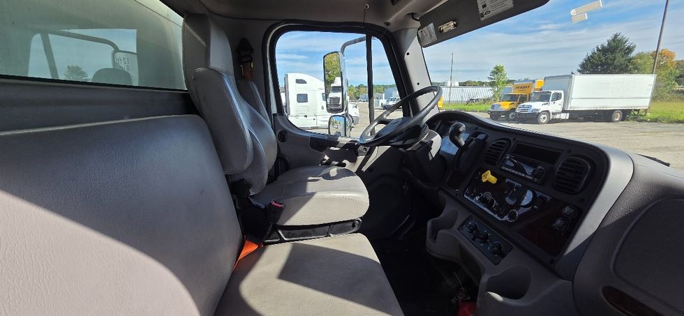Medium Duty Box Truck-Light and Medium Duty Trucks-Freightliner-2022-M2-Middlefield-OH-296,696\n\t\tmiles-$ 47,000 - Image 21