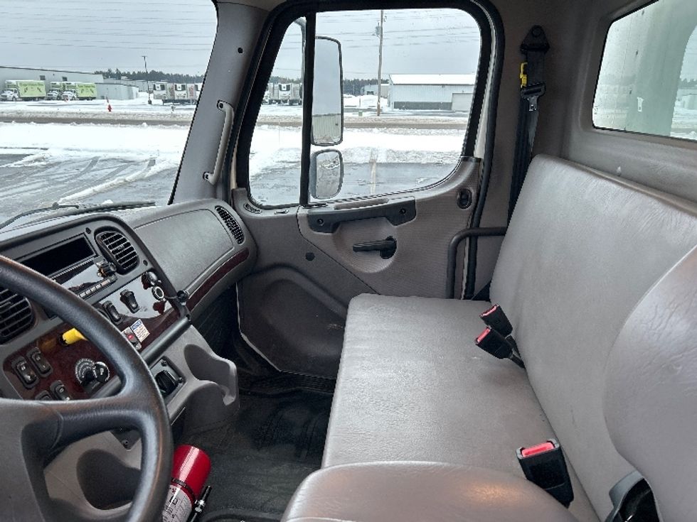 Medium Duty Box Truck-Light and Medium Duty Trucks-Freightliner-2022-M2-Milwaukee-WI-104,600\n\t\tmiles-$ 75,250 - Image 19