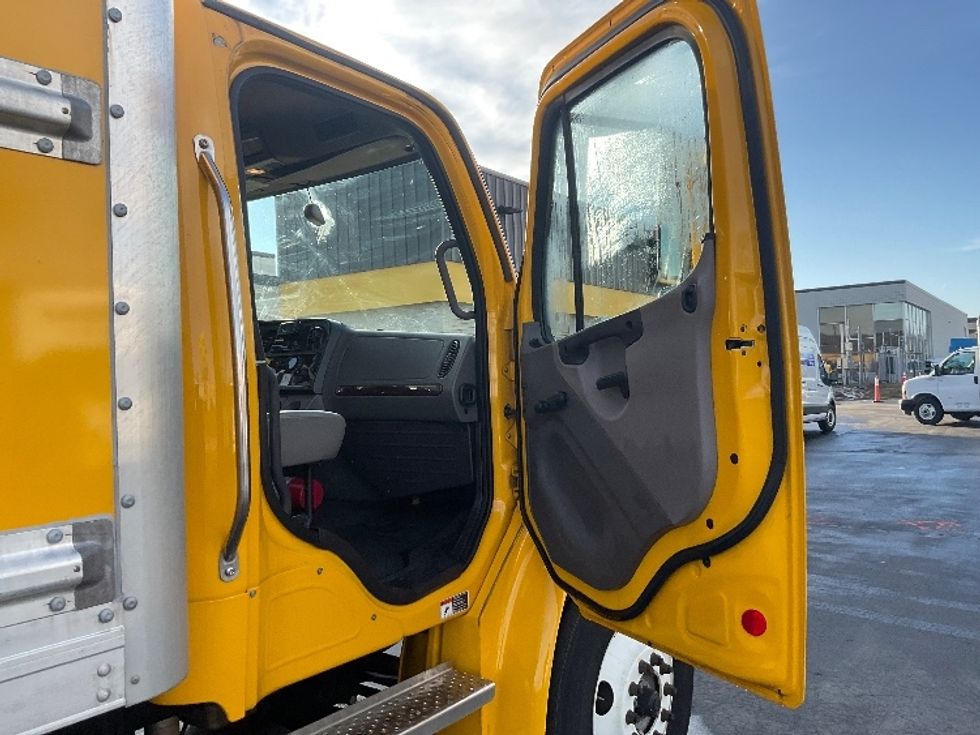 Medium Duty Box Truck-Light and Medium Duty Trucks-Freightliner-2022-M2-Milwaukee-WI-93,400\n\t\tmiles-$ 75,750 - Image 20