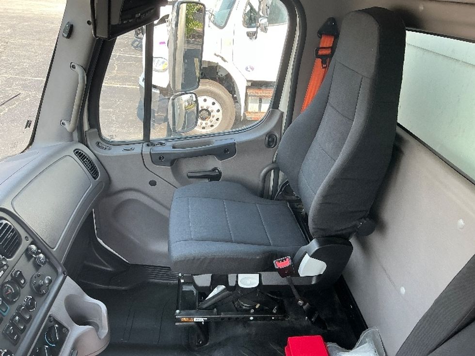 Medium Duty Box Truck-Light and Medium Duty Trucks-Freightliner-2022-M2-Moberly-MO-288,988\n\t\tmiles-$ 38,500 - Image 19