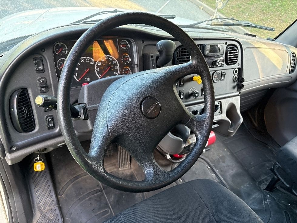 Medium Duty Box Truck-Light and Medium Duty Trucks-Freightliner-2022-M2-Montgomery-NY-177,338\n\t\tmiles-$ 48,000 - Image 17