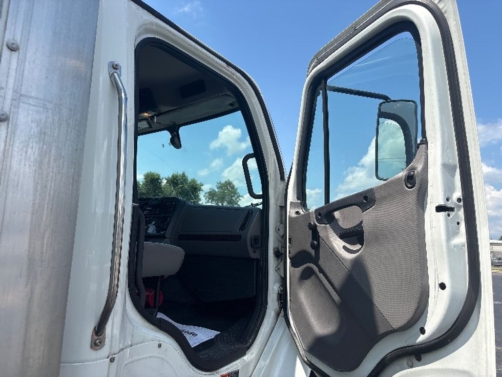Medium Duty Box Truck-Light and Medium Duty Trucks-Freightliner-2022-M2-New Castle-DE-202,250\n\t\tmiles-$ 62,750 - Image 20