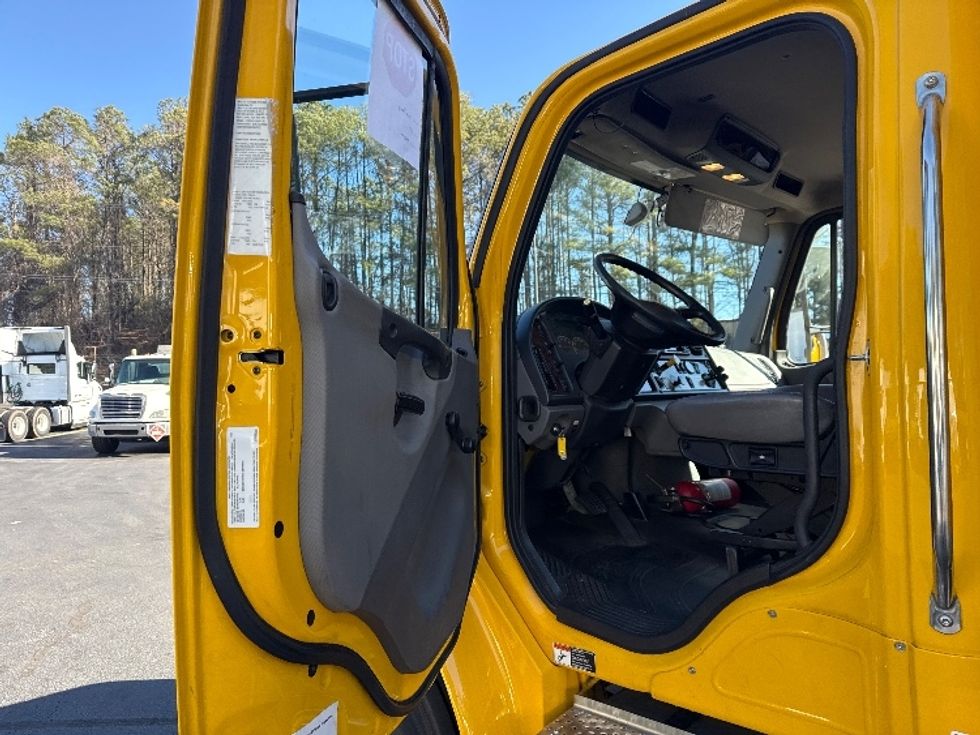 Medium Duty Box Truck-Light and Medium Duty Trucks-Freightliner-2022-M2-Norcross-GA-123,731\n\t\tmiles-$ 77,250 - Image 16