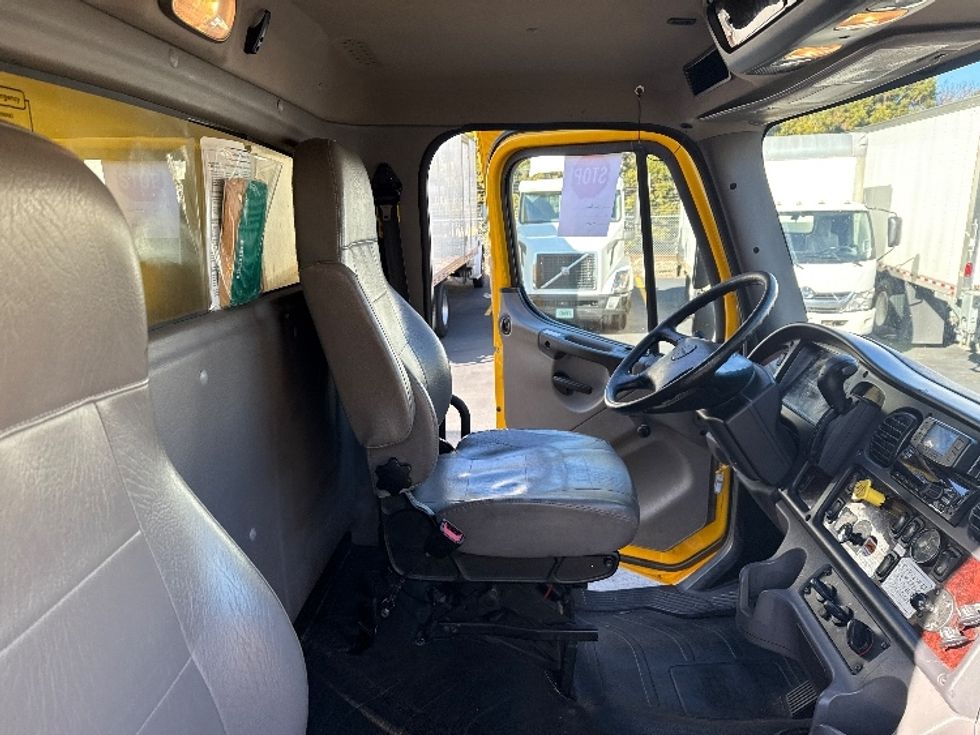 Medium Duty Box Truck-Light and Medium Duty Trucks-Freightliner-2022-M2-Norcross-GA-123,731\n\t\tmiles-$ 77,250 - Image 22