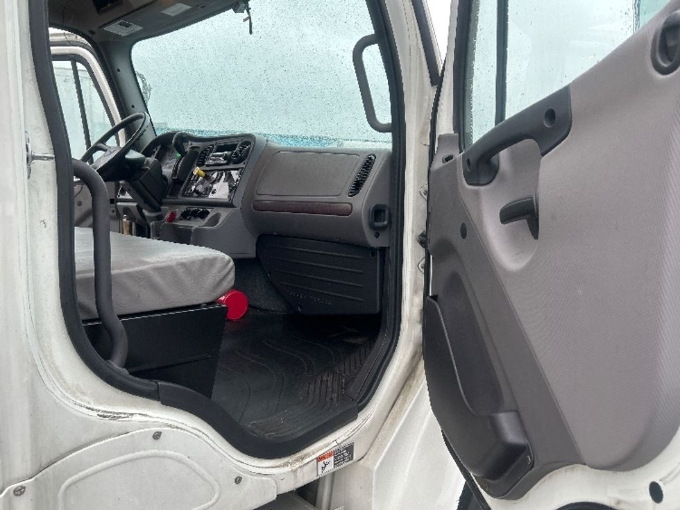 Medium Duty Box Truck-Light and Medium Duty Trucks-Freightliner-2022-M2-Obetz-OH-260,051\n\t\tmiles-$ 49,250 - Image 20