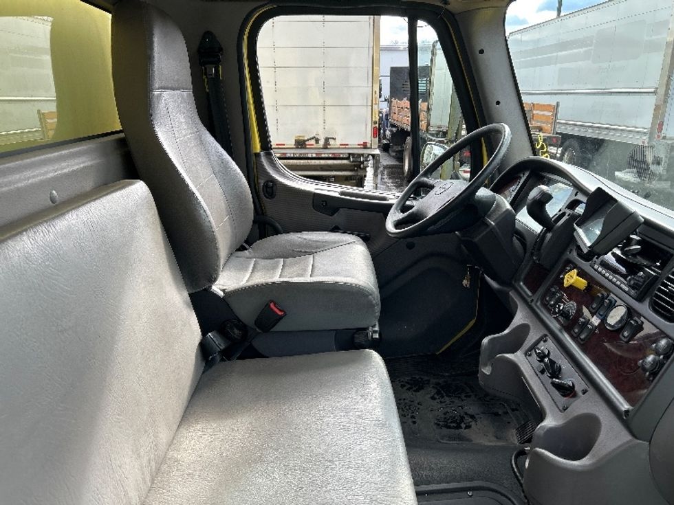 Medium Duty Box Truck-Light and Medium Duty Trucks-Freightliner-2022-M2-Parsippany-NJ-225,342\n\t\tmiles-$ 39,750 - Image 22