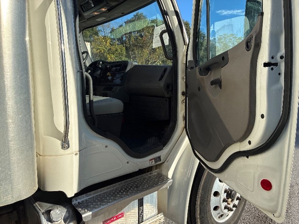 Medium Duty Box Truck-Light and Medium Duty Trucks-Freightliner-2022-M2-Pensacola-FL-267,710\n\t\tmiles-$ 41,000 - Image 19