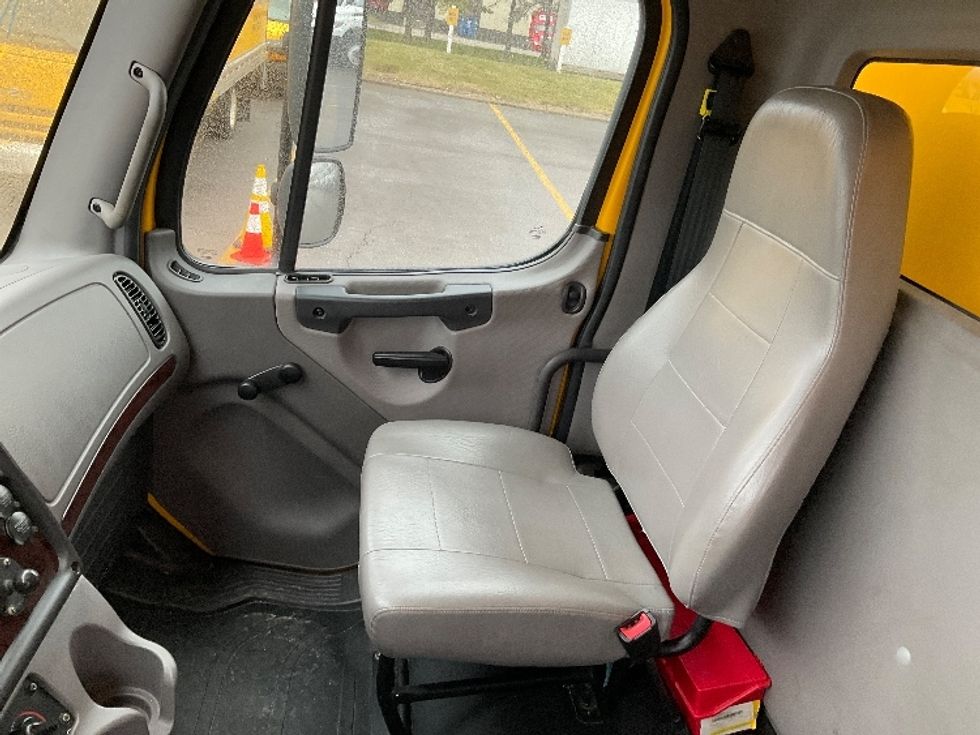 Medium Duty Box Truck-Light and Medium Duty Trucks-Freightliner-2022-M2-Piqua-OH-128,851\n\t\tmiles-$ 72,000 - Image 19