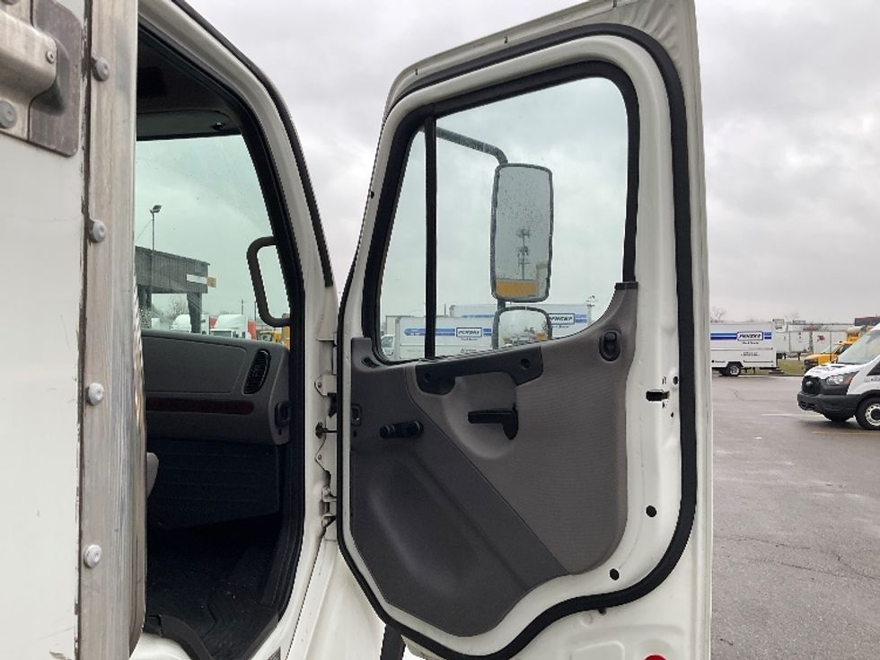 Medium Duty Box Truck-Light and Medium Duty Trucks-Freightliner-2022-M2-Piqua-OH-193,840\n\t\tmiles-$ 61,750 - Image 20