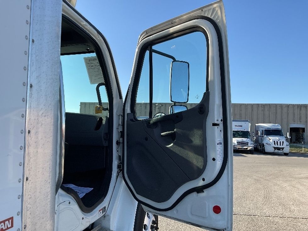 Medium Duty Box Truck-Light and Medium Duty Trucks-Freightliner-2022-M2-Poplar Bluff-MO-369,981\n\t\tmiles-$ 26,250 - Image 19