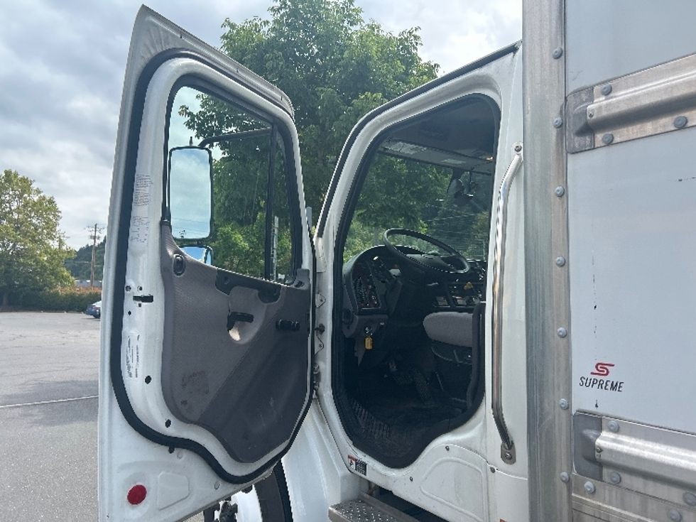 Medium Duty Box Truck-Light and Medium Duty Trucks-Freightliner-2022-M2-Portland-OR-151,075\n\t\tmiles-$ 72,250 - Image 16