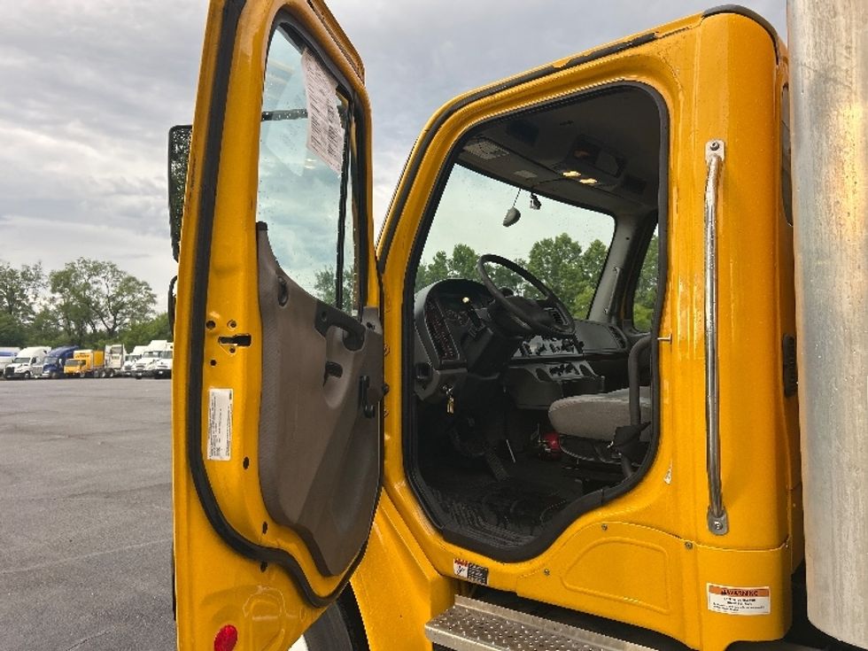 Medium Duty Box Truck-Light and Medium Duty Trucks-Freightliner-2022-M2-Salem-VA-377,688\n\t\tmiles-$ 26,250 - Image 16