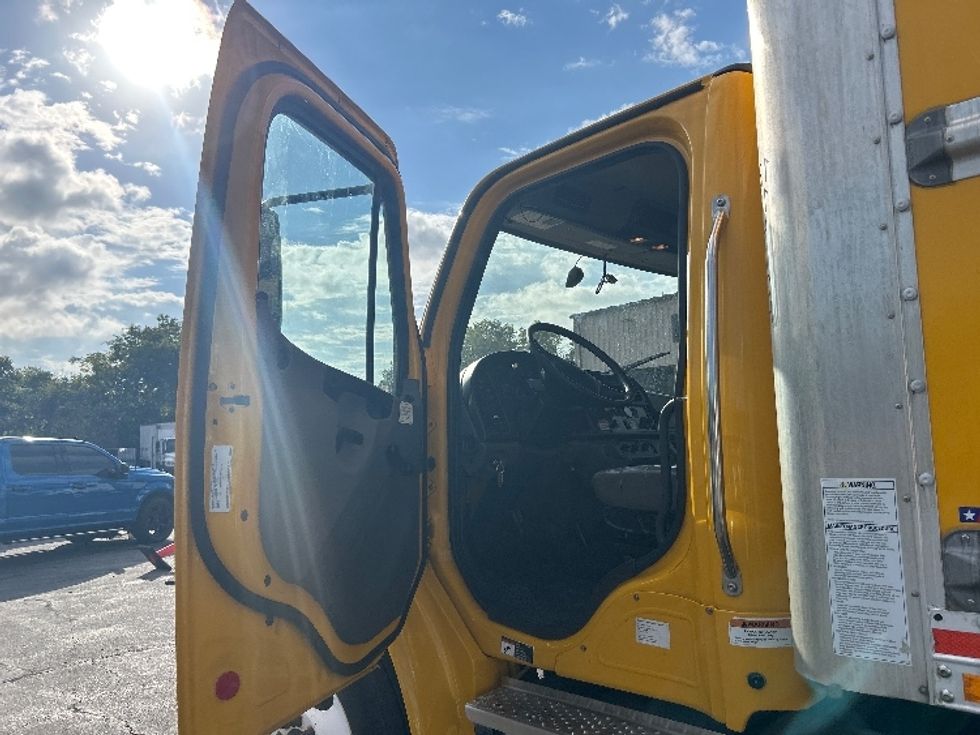 Medium Duty Box Truck-Light and Medium Duty Trucks-Freightliner-2022-M2-San Antonio-TX-208,993\n\t\tmiles-$ 55,750 - Image 16