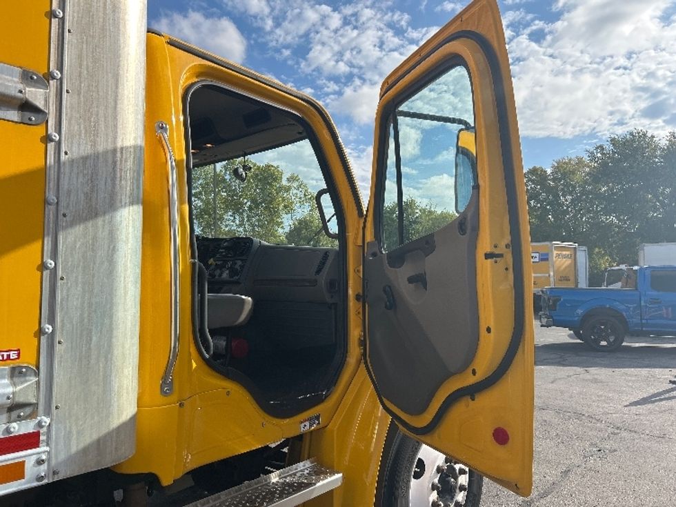 Medium Duty Box Truck-Light and Medium Duty Trucks-Freightliner-2022-M2-San Antonio-TX-208,993\n\t\tmiles-$ 55,750 - Image 20