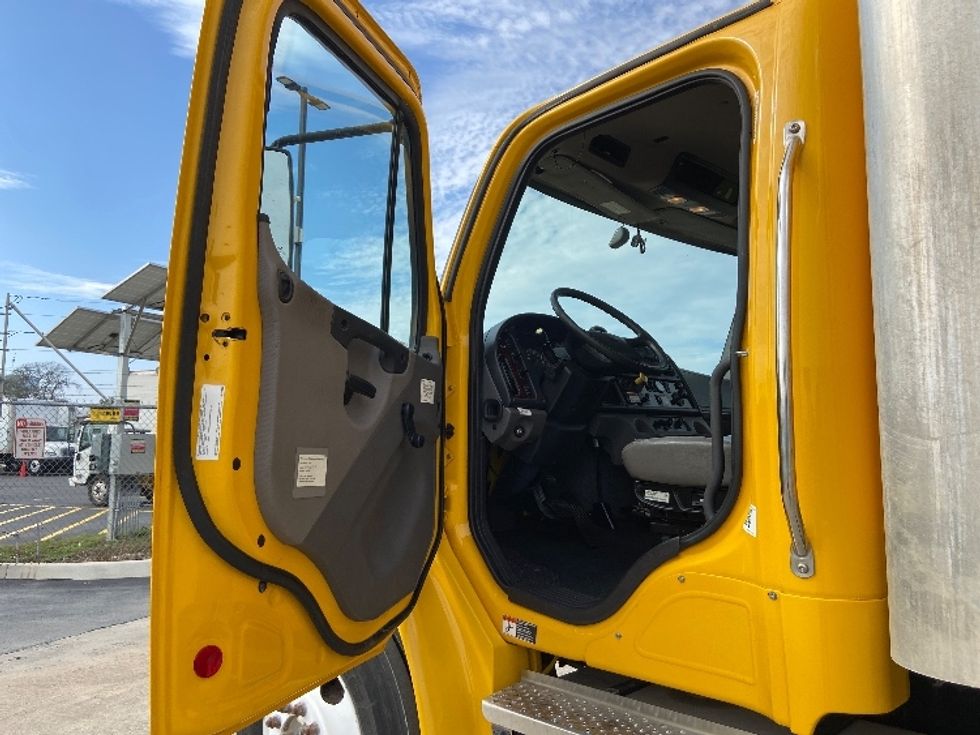 Medium Duty Box Truck-Light and Medium Duty Trucks-Freightliner-2022-M2-San Antonio-TX-99,900\n\t\tmiles-$ 77,250 - Image 16