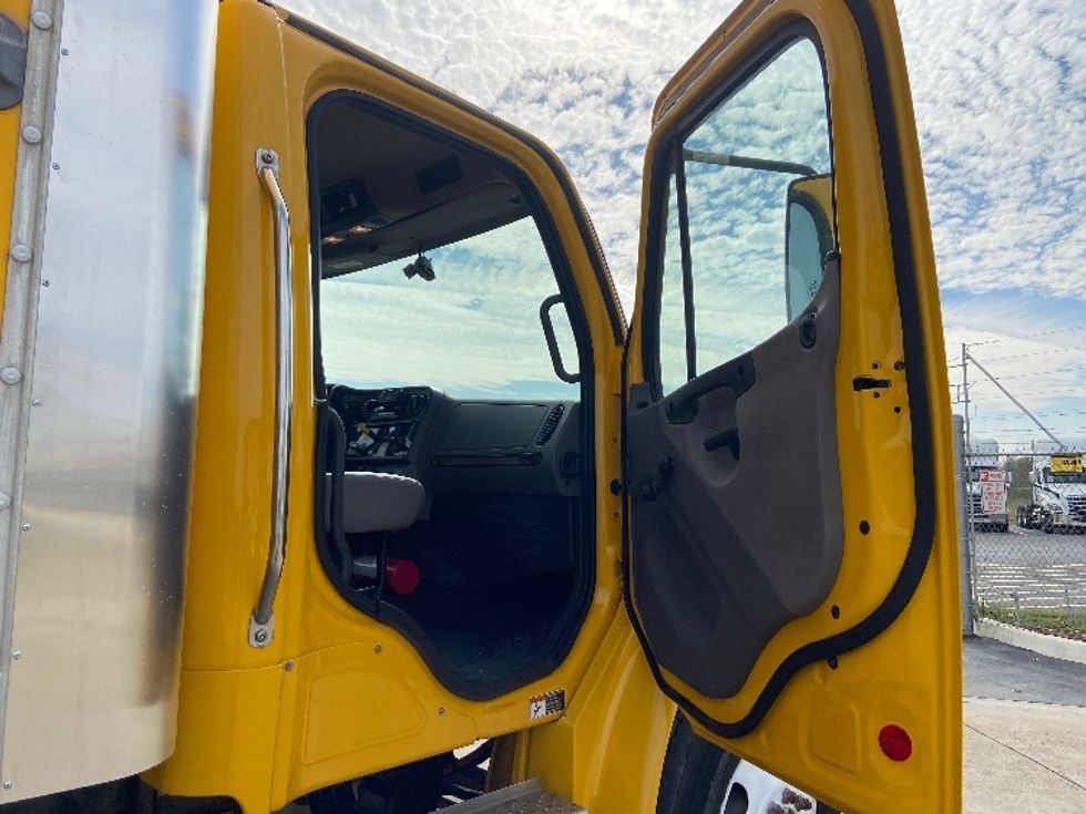 Medium Duty Box Truck-Light and Medium Duty Trucks-Freightliner-2022-M2-San Antonio-TX-99,900\n\t\tmiles-$ 77,250 - Image 20
