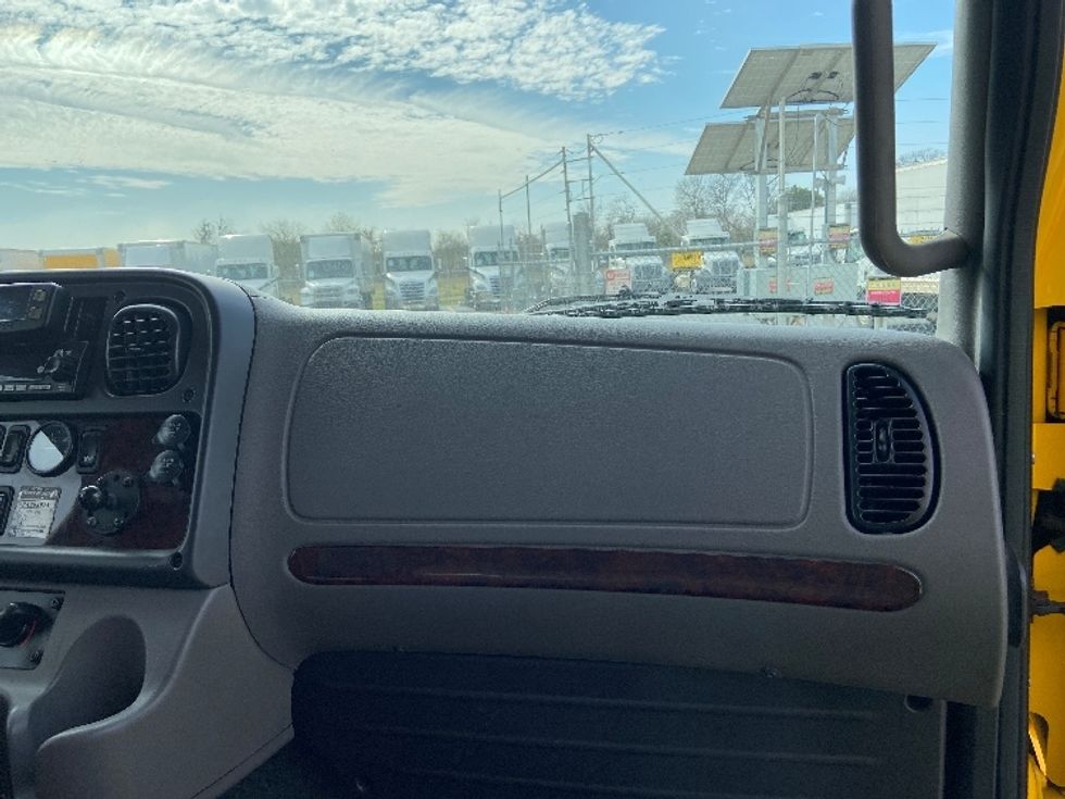 Medium Duty Box Truck-Light and Medium Duty Trucks-Freightliner-2022-M2-San Antonio-TX-99,900\n\t\tmiles-$ 77,250 - Image 21