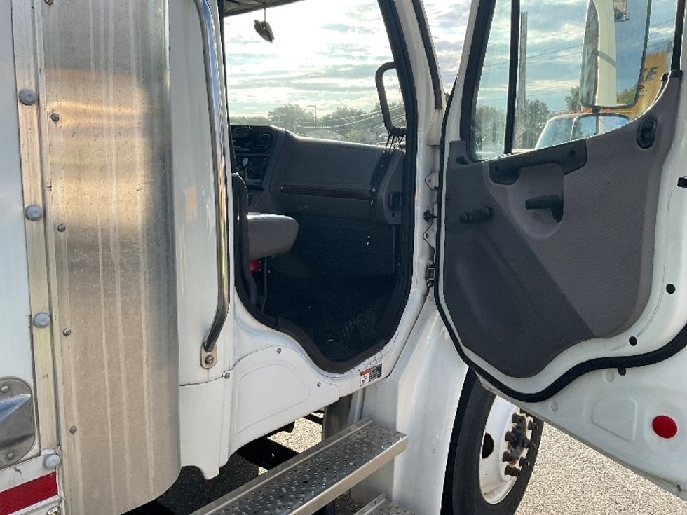 Medium Duty Box Truck-Light and Medium Duty Trucks-Freightliner-2022-M2-Springfield-MA-124,296\n\t\tmiles-$ 75,250 - Image 20
