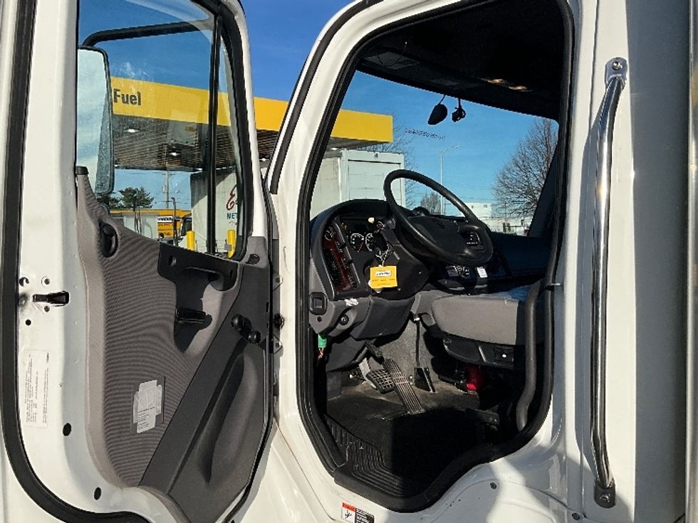 Medium Duty Box Truck-Light and Medium Duty Trucks-Freightliner-2022-M2-Springfield-MO-76,117\n\t\tmiles-$ 82,000 - Image 16