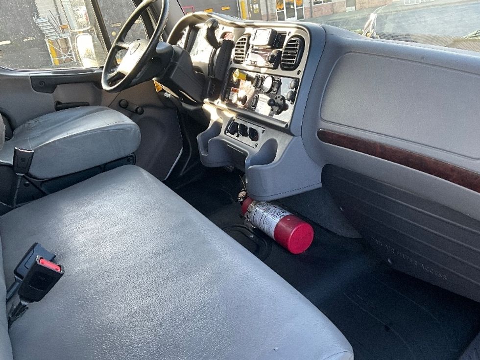Medium Duty Box Truck-Light and Medium Duty Trucks-Freightliner-2022-M2-Springfield-MO-76,117\n\t\tmiles-$ 82,000 - Image 22