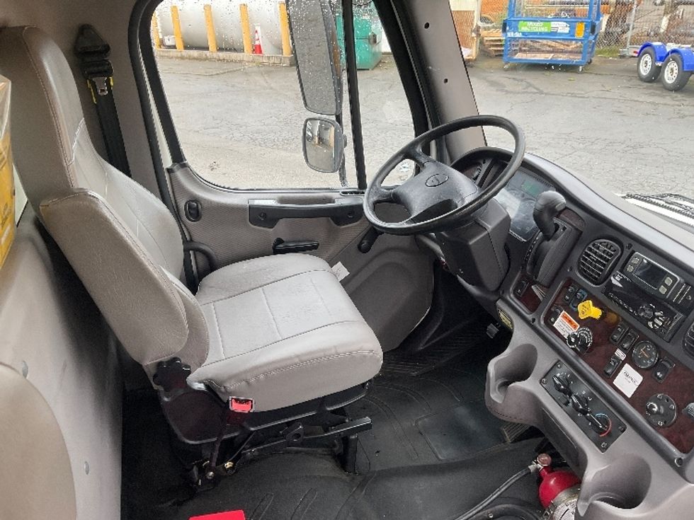 Medium Duty Box Truck-Light and Medium Duty Trucks-Freightliner-2022-M2-Tacoma-WA-96,766\n\t\tmiles-$ 77,750 - Image 22