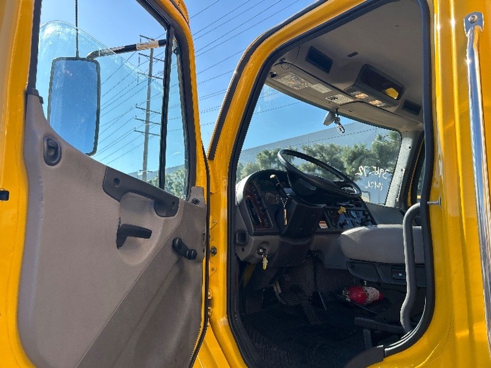 Medium Duty Box Truck-Light and Medium Duty Trucks-Freightliner-2022-M2-Torrance-CA-107,920\n\t\tmiles-$ 77,250 - Image 16