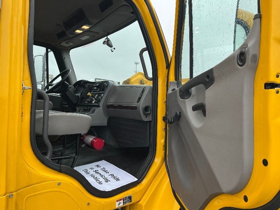 Medium Duty Box Truck-Light and Medium Duty Trucks-Freightliner-2022-M2-Warren-MI-112,500\n\t\tmiles-$ 73,000 - Image 17