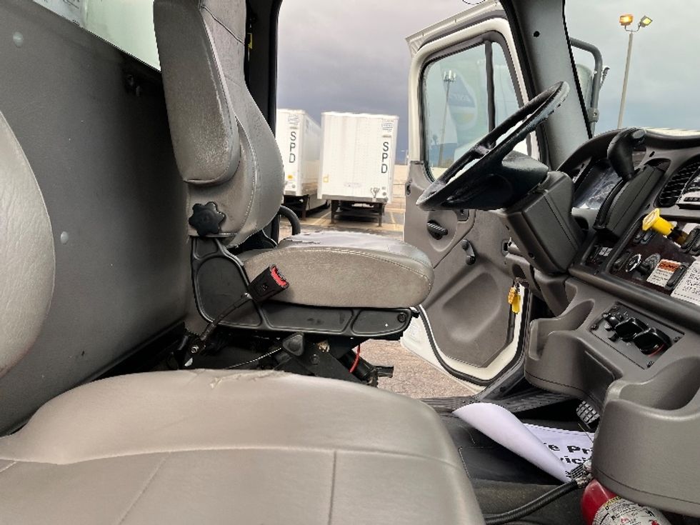 Medium Duty Box Truck-Light and Medium Duty Trucks-Freightliner-2022-M2-Warren-MI-153,667\n\t\tmiles-$ 67,000 - Image 22