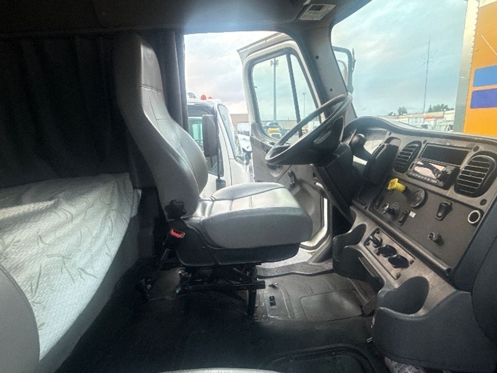 Medium Duty Box Truck-Light and Medium Duty Trucks-Freightliner-2022-M2-West Babylon-NY-329,419\n\t\tmiles-$ 49,750 - Image 22