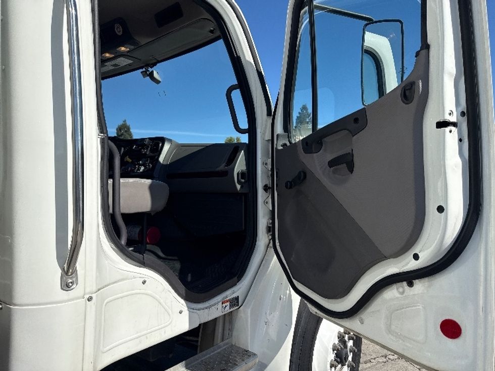 Medium Duty Box Truck-Light and Medium Duty Trucks-Freightliner-2022-M2-West Sacramento-CA-131,543\n\t\tmiles-$ 77,750 - Image 19