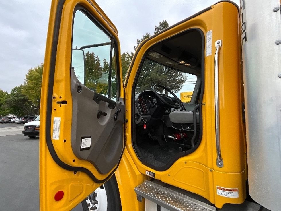 Medium Duty Box Truck-Light and Medium Duty Trucks-Freightliner-2022-M2-West Sacramento-CA-221,013\n\t\tmiles-$ 53,500 - Image 16