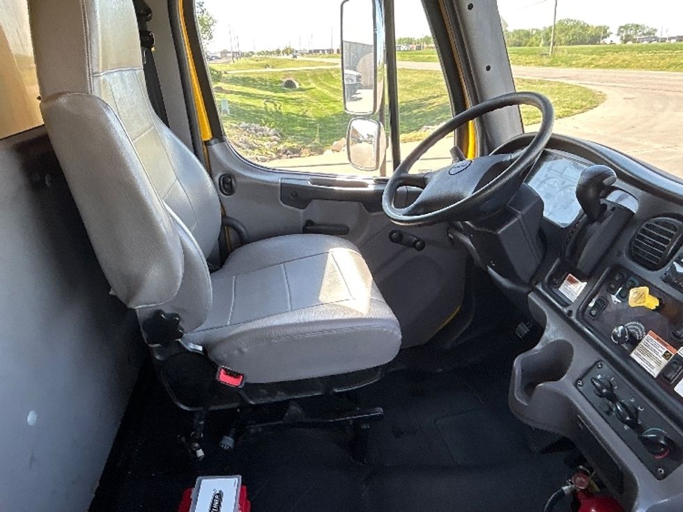 Medium Duty Box Truck-Light and Medium Duty Trucks-Freightliner-2022-M2-Wichita-KS-233,676\n\t\tmiles-$ 42,750 - Image 22