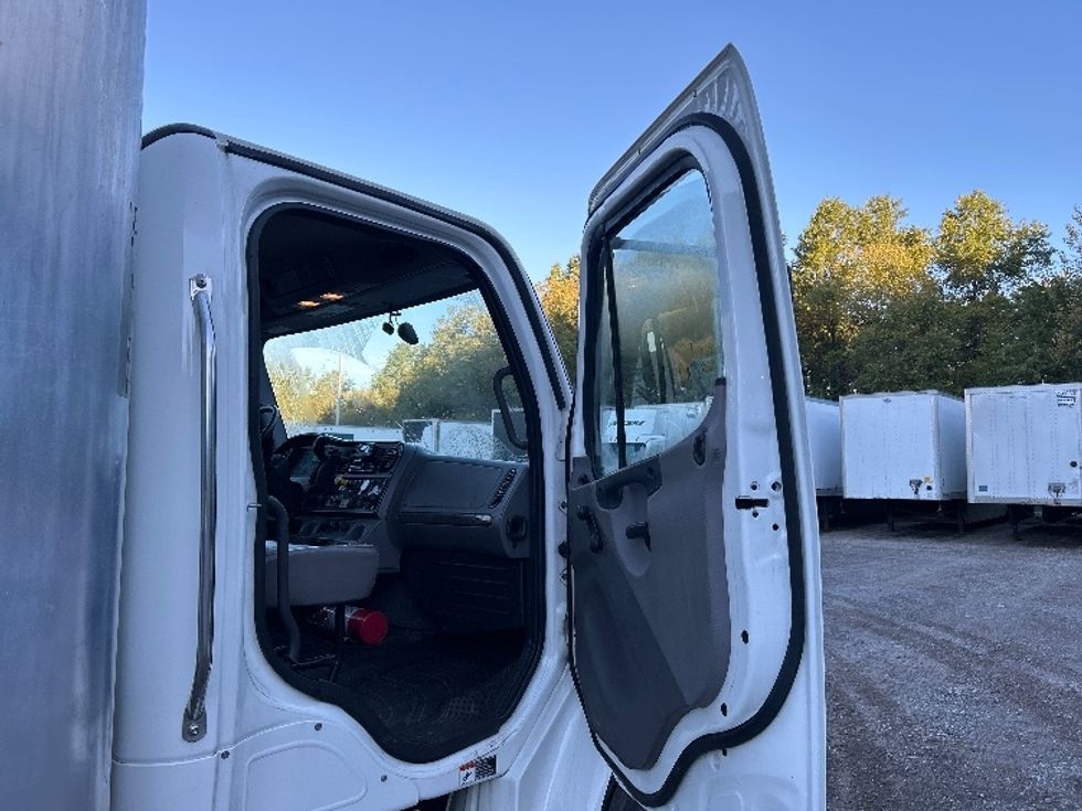 Medium Duty Box Truck-Light and Medium Duty Trucks-Freightliner-2022-M2-Youngstown-OH-126,536\n\t\tmiles-$ 71,250 - Image 20